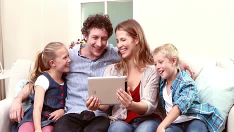 familia feliz haciendo una videollamada con la tableta