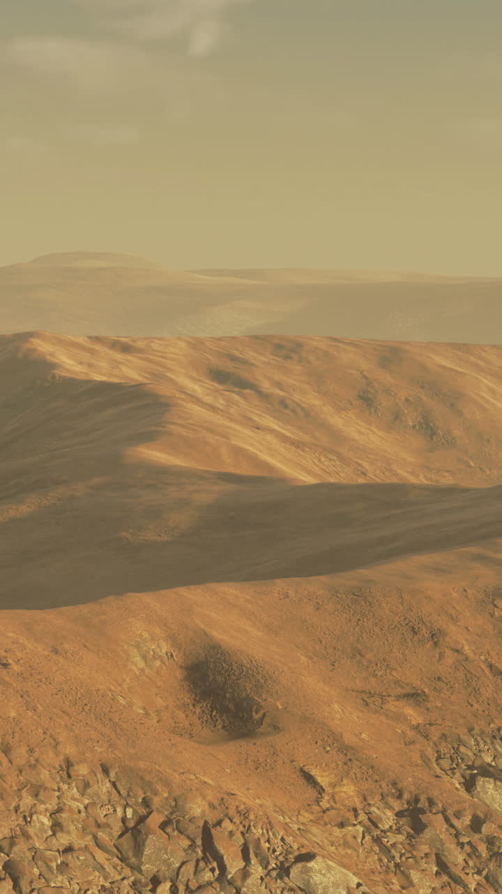 Vasti paesaggi dorati e dolci colline sotto un cielo tranquillo al tramonto