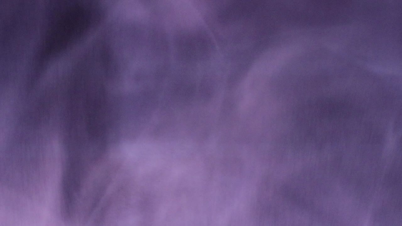 composición abstracta de suaves patrones de humo púrpura que fluyen suavemente, creando una atmósfera soñadora y tranquila con movimiento y textura sutiles.