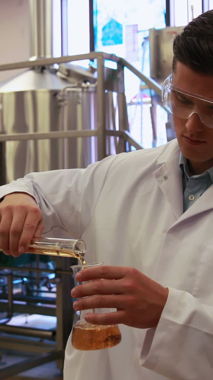 trabajador de la cervecería comprobando el producto