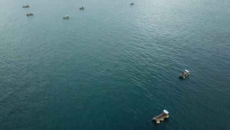 Trampas-De-Langosta-De-Tiro-Panorámico-Aéreo-4k-En-El-Océano-De-Lombok,-Indonesia