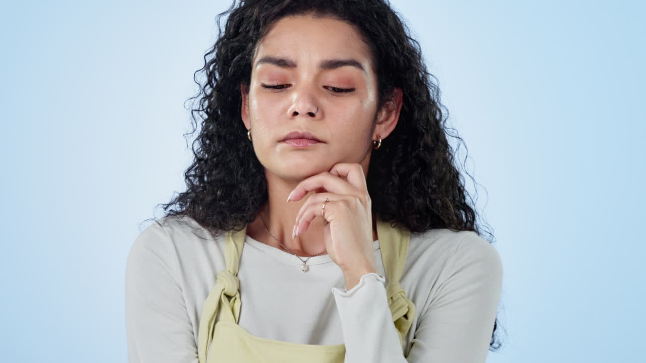 mujer, confundida y pensando en el estudio con duda