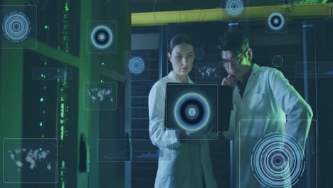 animación de datos sobre diversos ingenieros informáticos masculinos y femeninos con computadoras portátiles por servidores informáticos