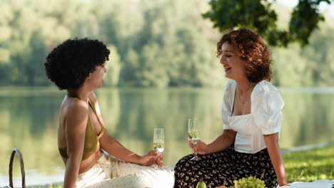 couple having a picnic in the park