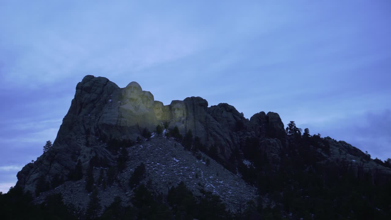 monumento nacional del monte rushmore iluminado por la noche