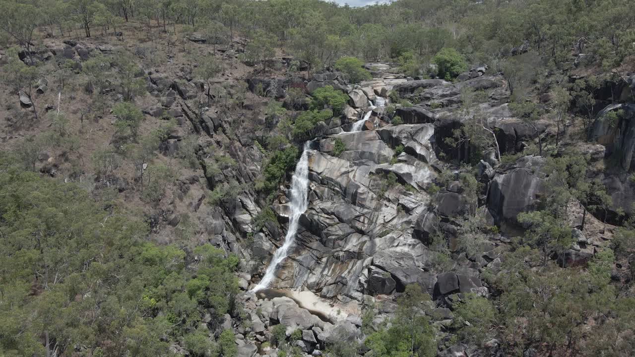 cataratas davies creek y selva tropical en la región del extremo norte de queensland, australia - retroceso aéreo