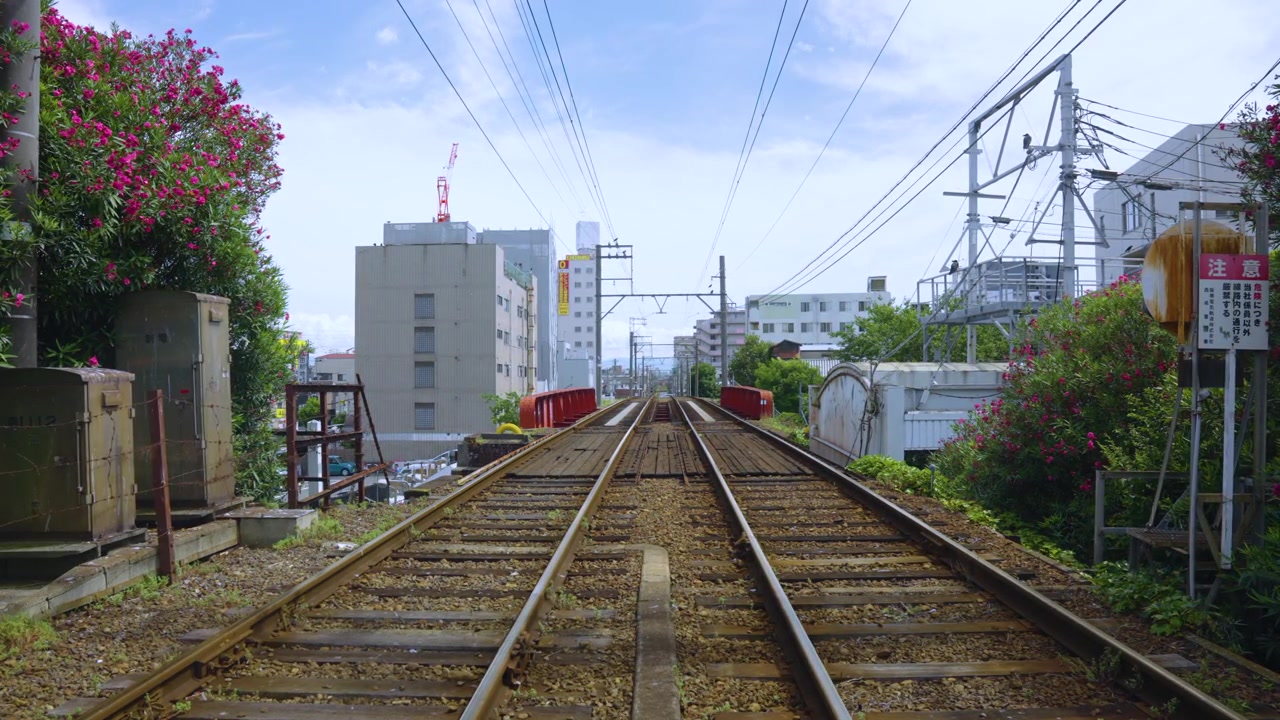 大阪の西成を通る阪堺線の線路の遠景