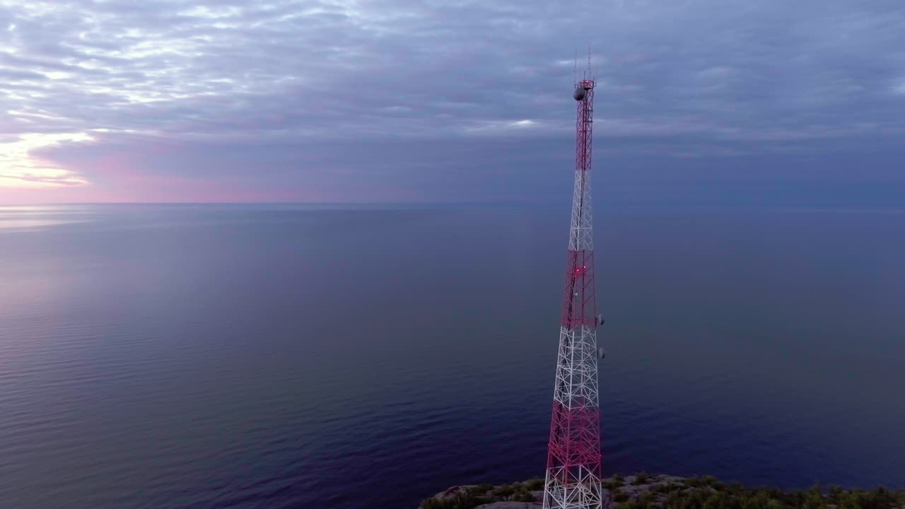 toma aérea de la torre de radio de telecomunicaciones en el lago superior
