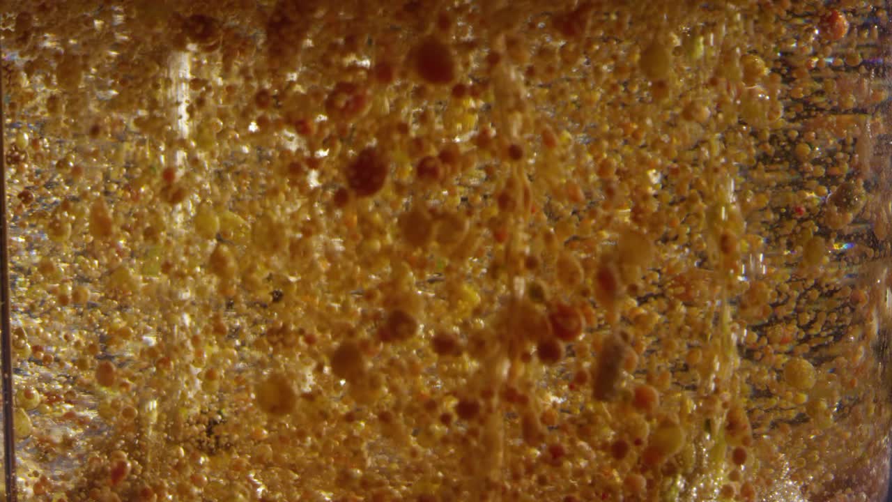 거친 흘러내리는 추상 걱거리는 오렌지색과 갈색 액체 질감 배경