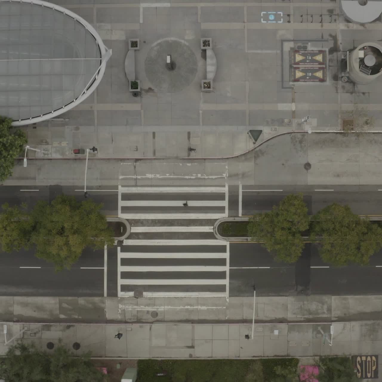 Ripresa aerea dall'alto di strade vuote e abbandonate a Los Angeles durante l'epidemia di Coronavirus.