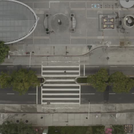 arriba hacia abajo de las calles vacías y abandonadas de los ángeles durante la epidemia del brote del virus de la corona