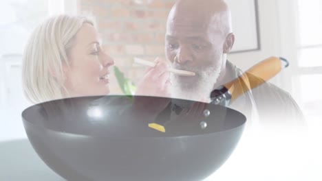 animación de una pareja diversa cocinando en la cocina sobre verduras en una sartén