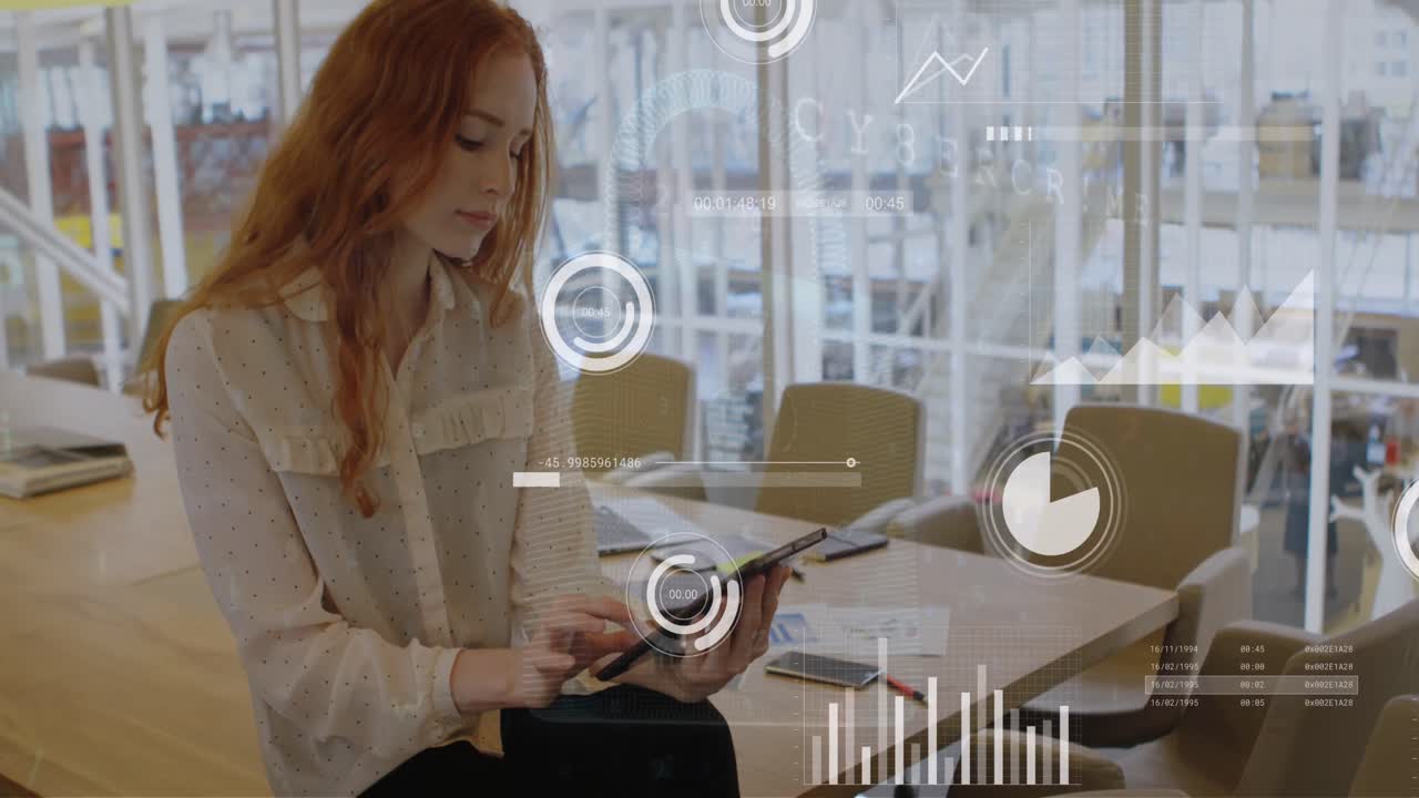 animación del procesamiento de datos contra una mujer caucásica que usa una tableta digital en la oficina