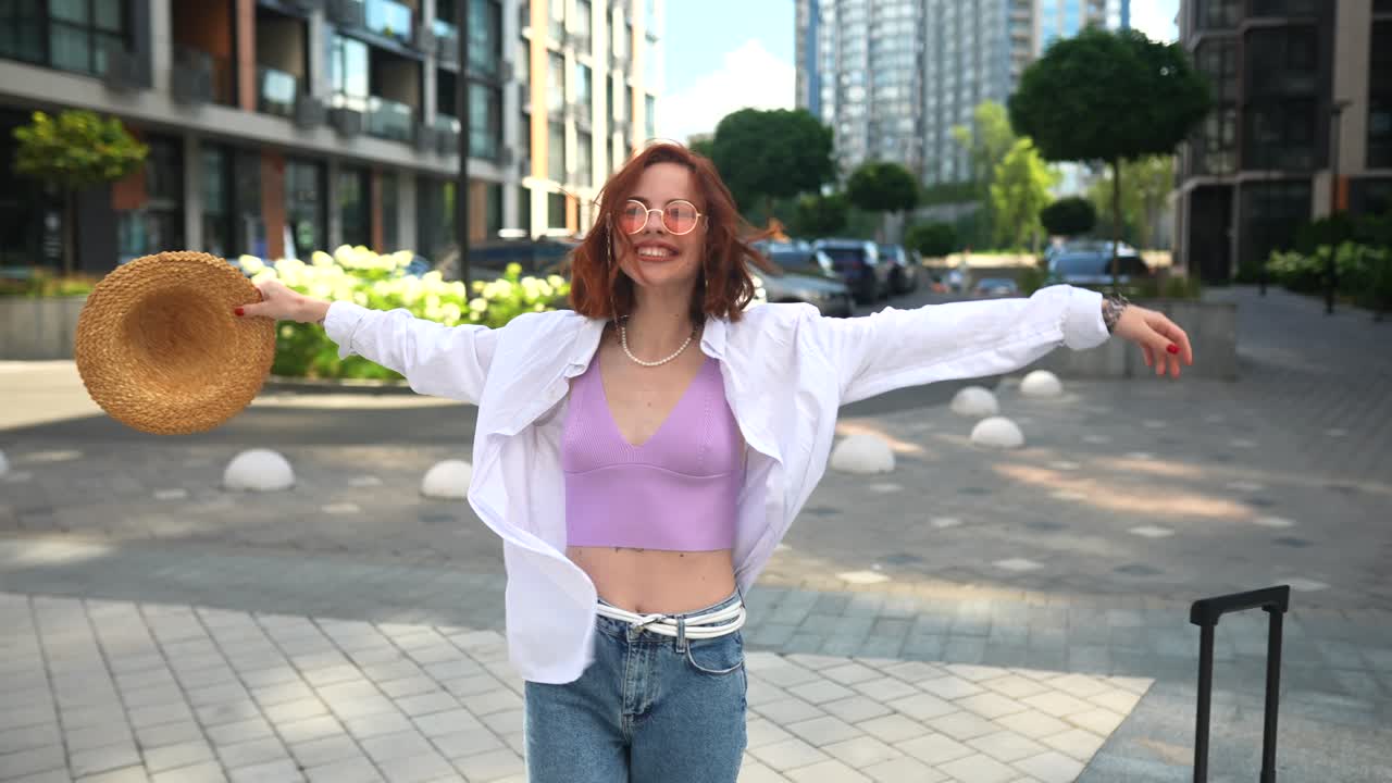 도시 거리에서 세련된 여자