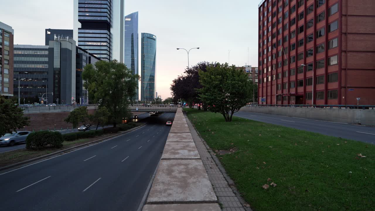 스페인 마드리드의 해가 지는 동안 마천루 건물인 피노 토레스 (cinco torres) 의 하단을 향한 전망