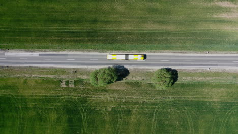 Kleine-Straße,-Die-Durch-Eine-Wunderschöne-Landschaft-In-Ungarn-Führt