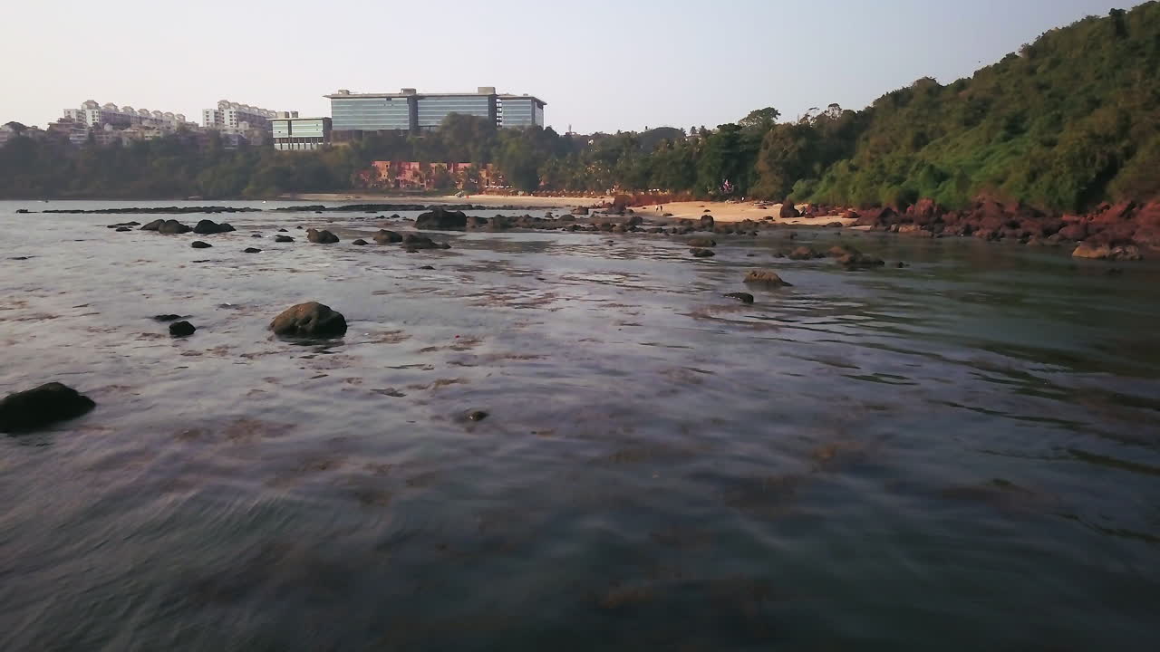 desde los mares en la india trópico goa en la bahía del mar arábigo océano índico puesta de sol de la playa movimiento cinematográfico aéreo hacia adelante