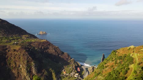 Hermoso-Pequeño-Pueblo-Cerca-Del-Océano-En-Madeira,-Portugal