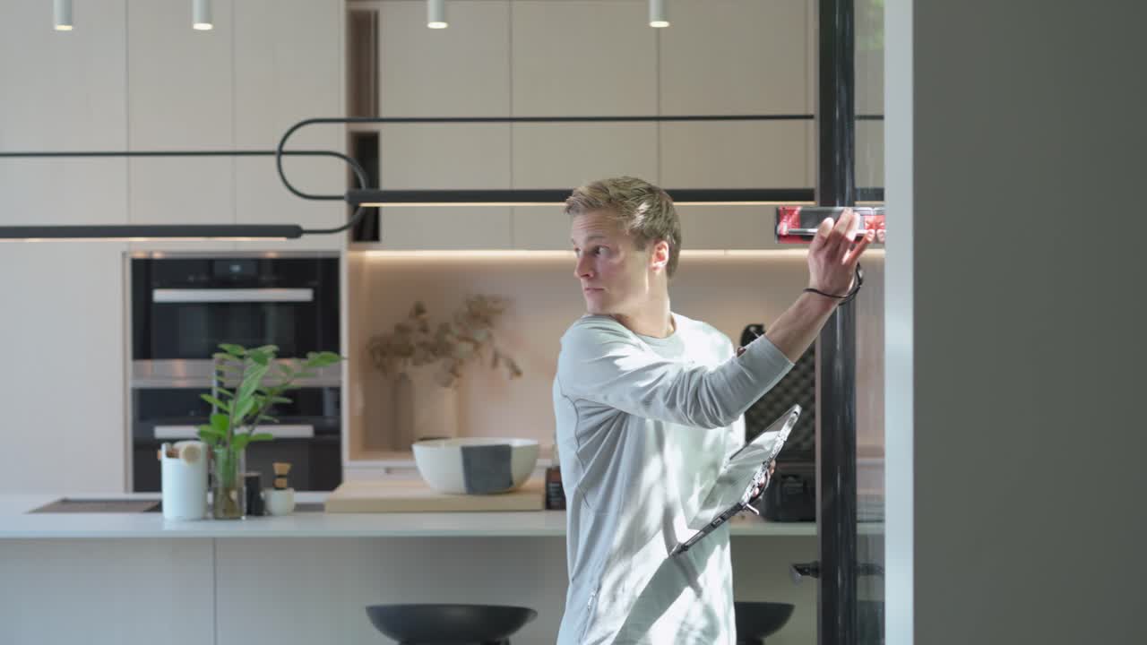 de ancho junto a la ventana soleada como especialista en planos de planta midiendo cada centímetro de esta brillante e impresionante casa moderna