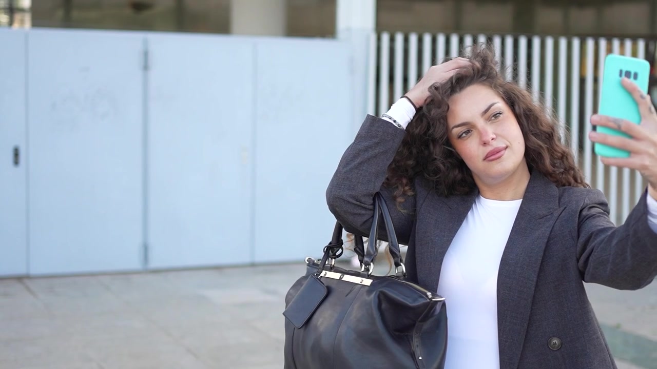 Empresária confiante e empoderada em um elegante traje executivo demonstra seu profissionalismo