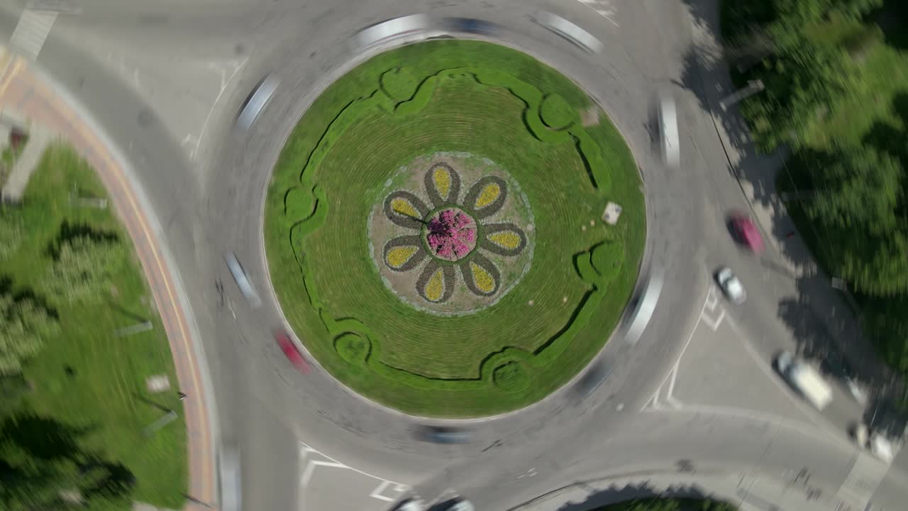 воздушный вид timelapse круговой дороги с круговыми автомобилями в небольшом европейском городе в солнечный летний день