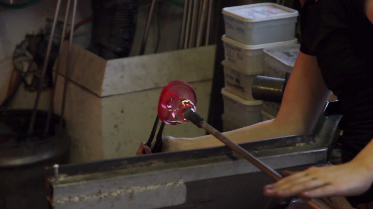 일 하는 유리 는 예술가