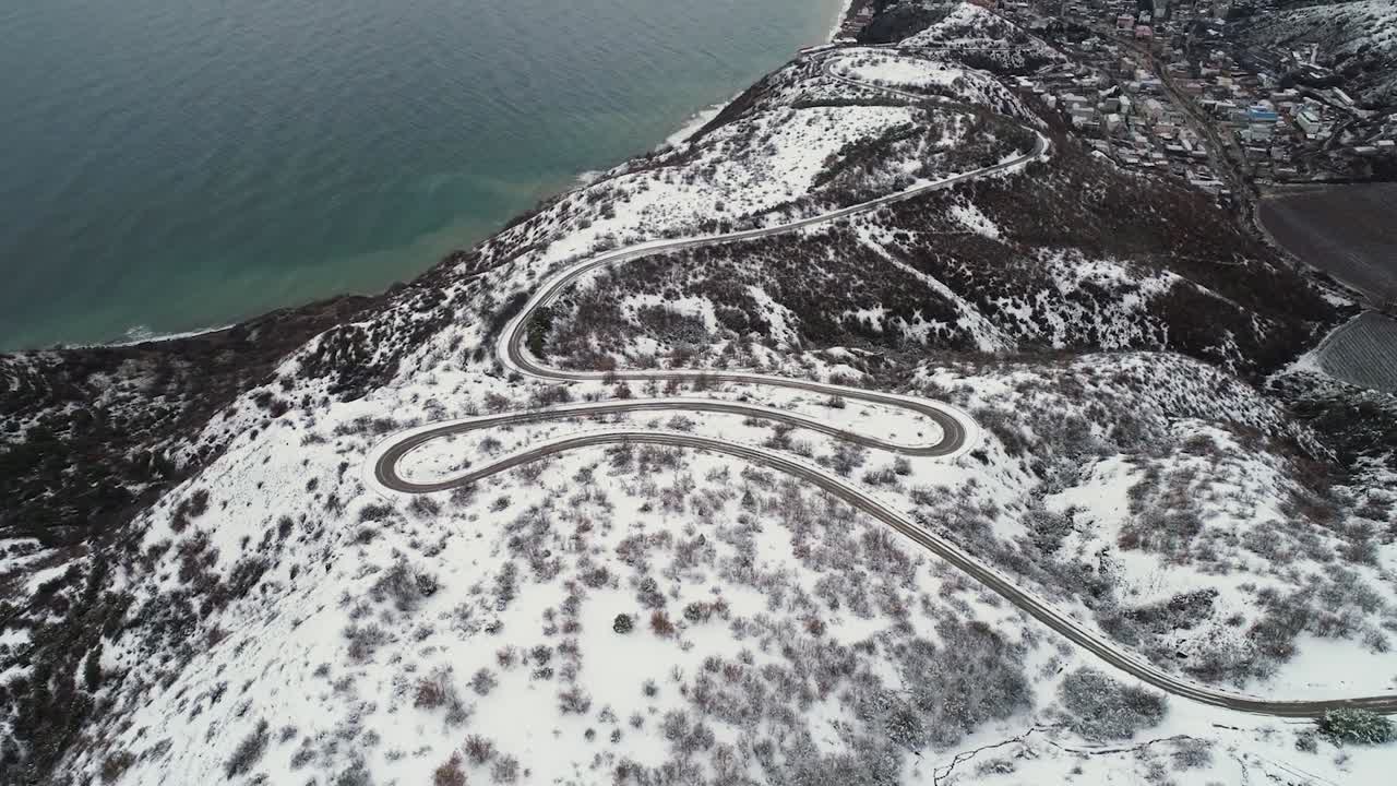 해안 경치가 있는 눈 인 산길