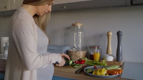 Pregnant-woman-preparing-healthy-breakfast