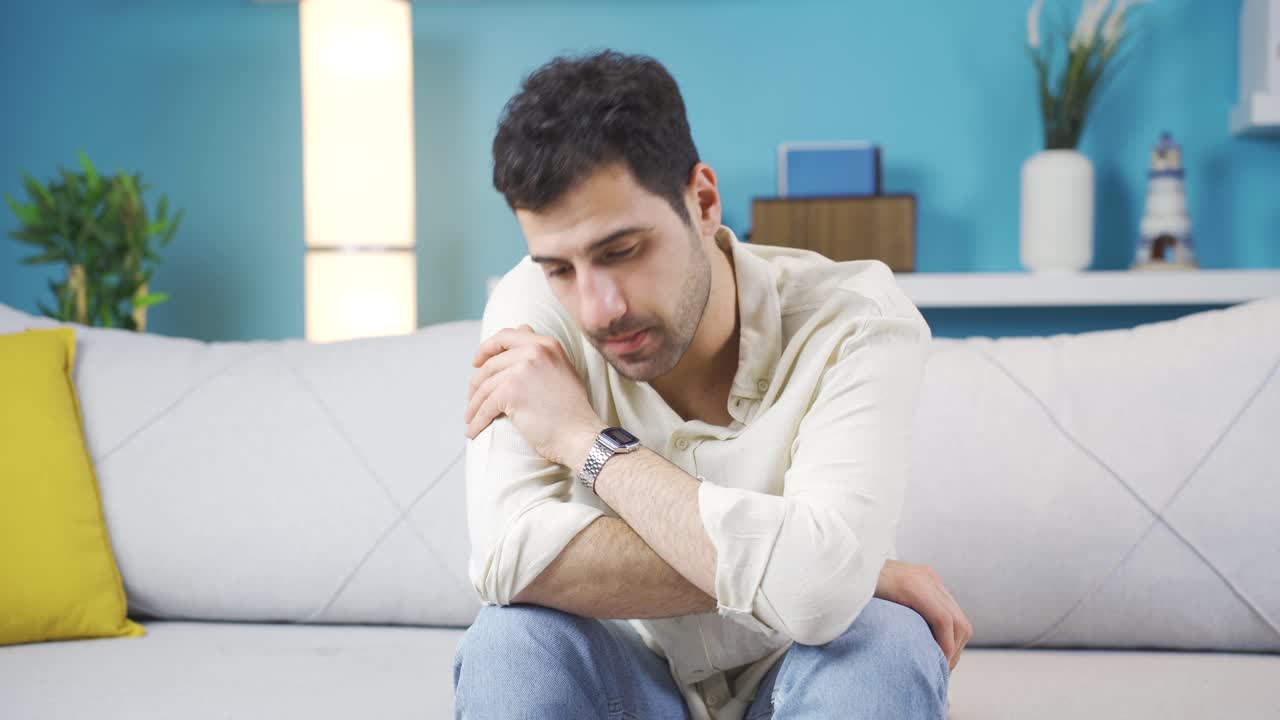 joven con trastorno de ansiedad en un estado pensativo.