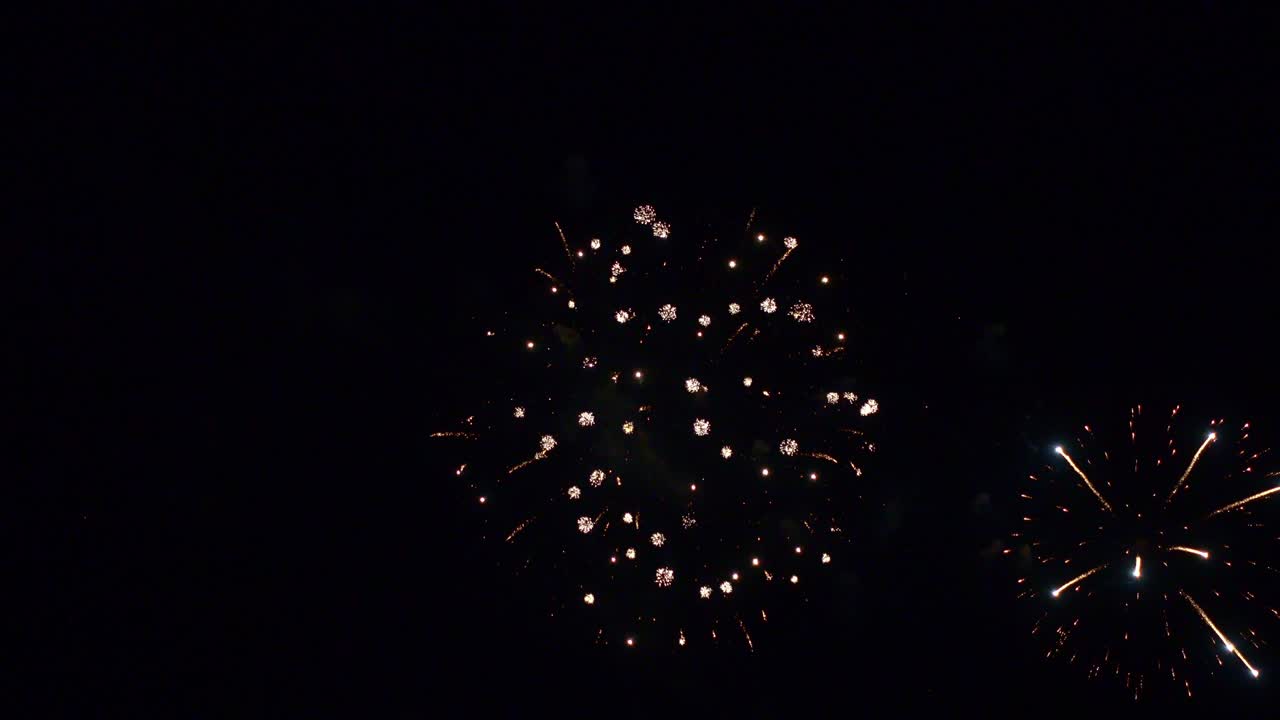 Bellissimo spettacolo pirotecnico colorato di notte per una celebrazione durante un festival.