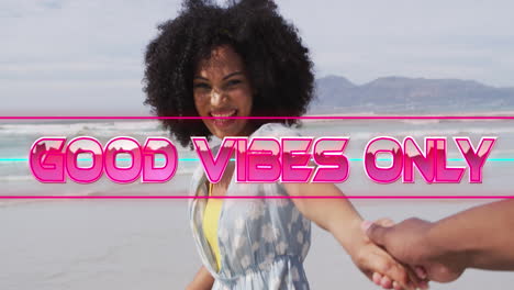 animación de buenas vibraciones sólo texto con pareja afroamericana en la playa