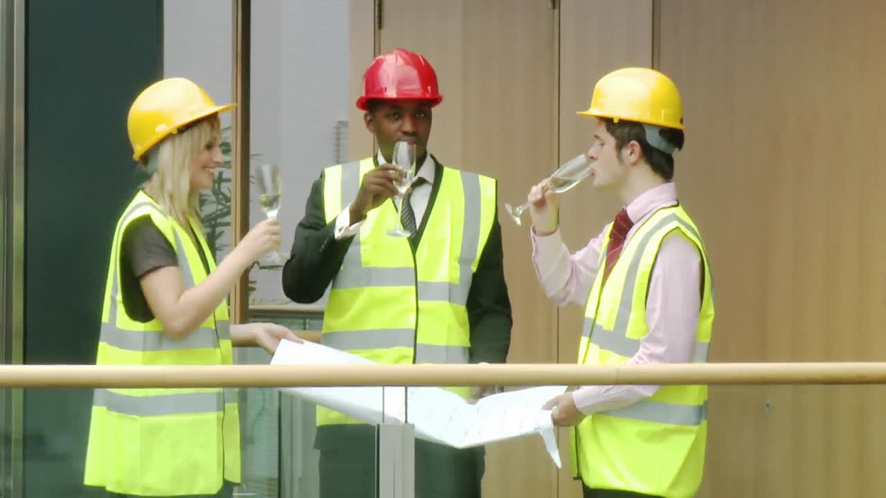 건축가 들 이  ⁇ 페인 을 마시며 축하 하고 있다