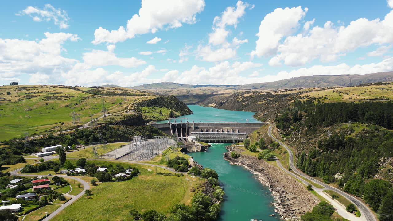 presa de roxburgh - gran presa hidroeléctrica en el río clutha en el centro de otago, nueva zelanda