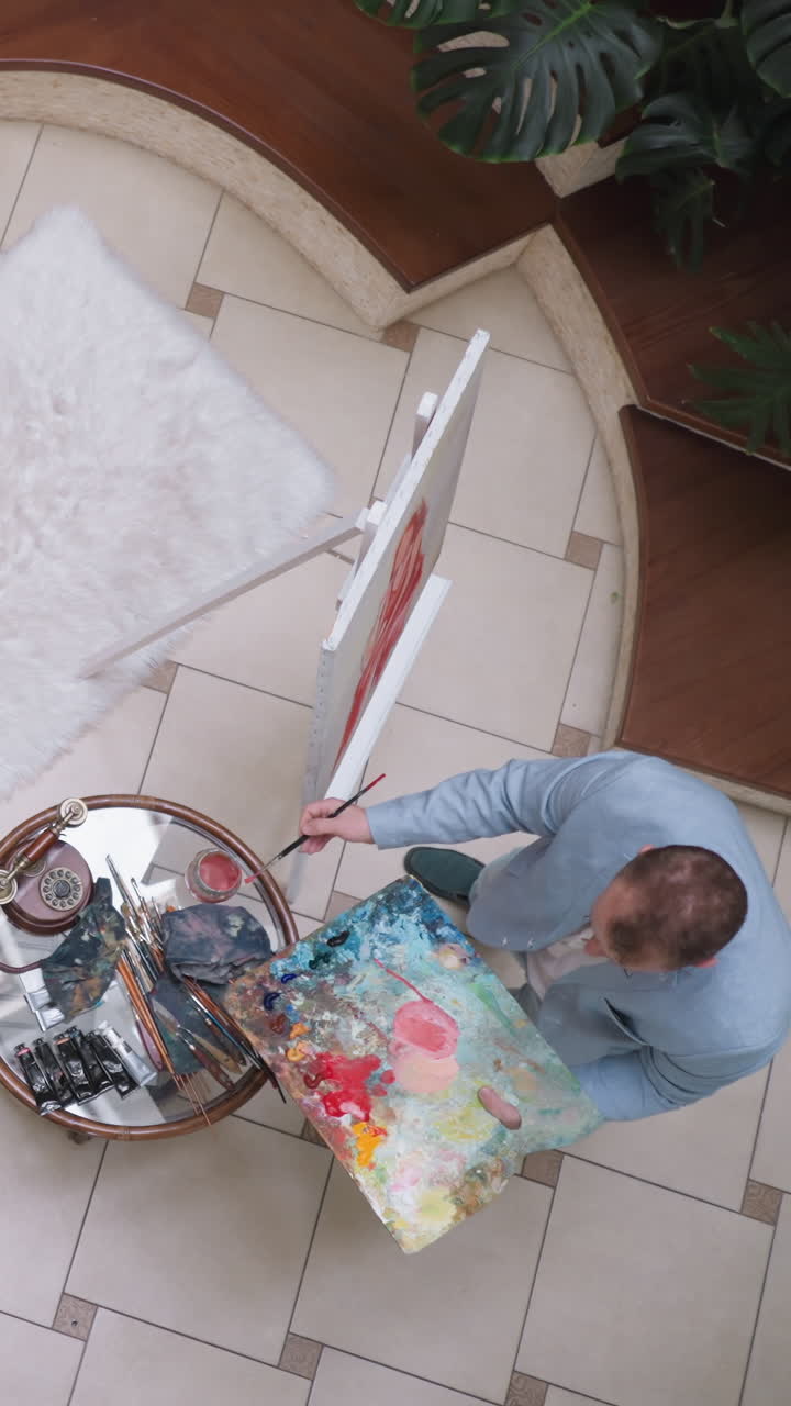 mujer glamurosa posa para el artista en el estudio. retratista utiliza el color rojo para dibujar la belleza de la dama modelo en la galería. maestro creativo en el trabajo en la mansión