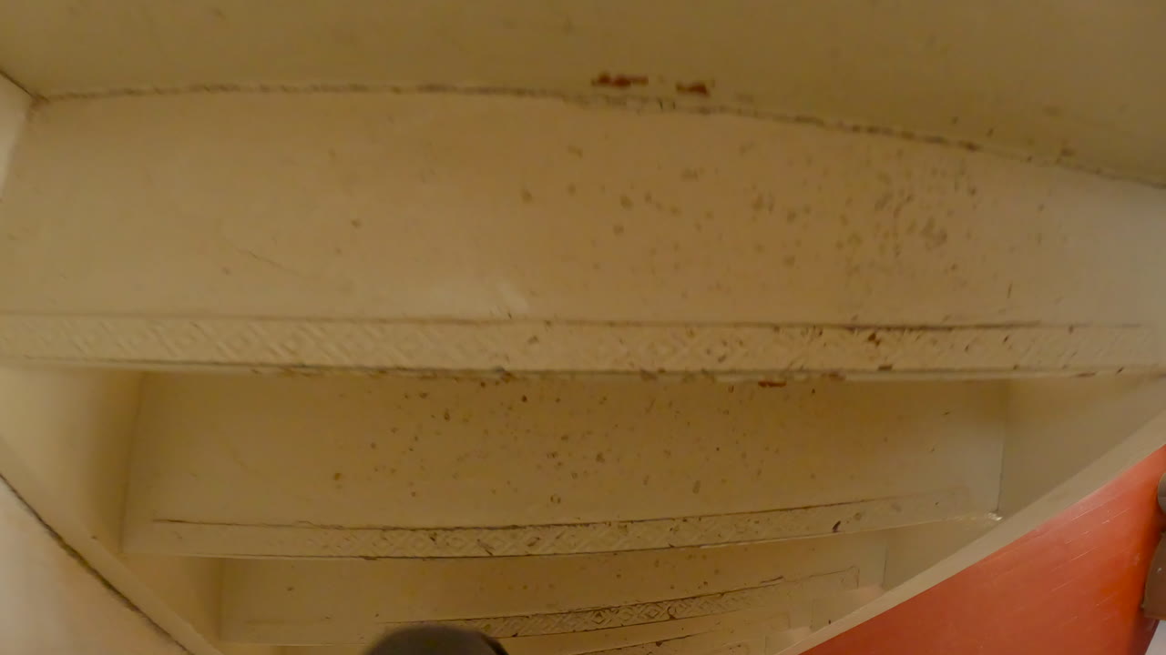 turista subiendo escaleras muy empinadas en un antiguo faro, punto de vista de tiro en movimiento