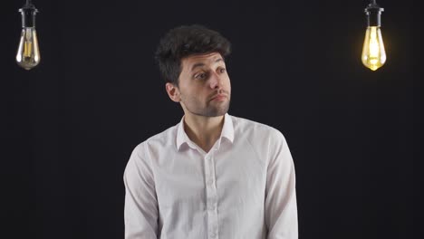 el hombre creativo que se ha quedado sin ideas es impotente y triste. eureka.