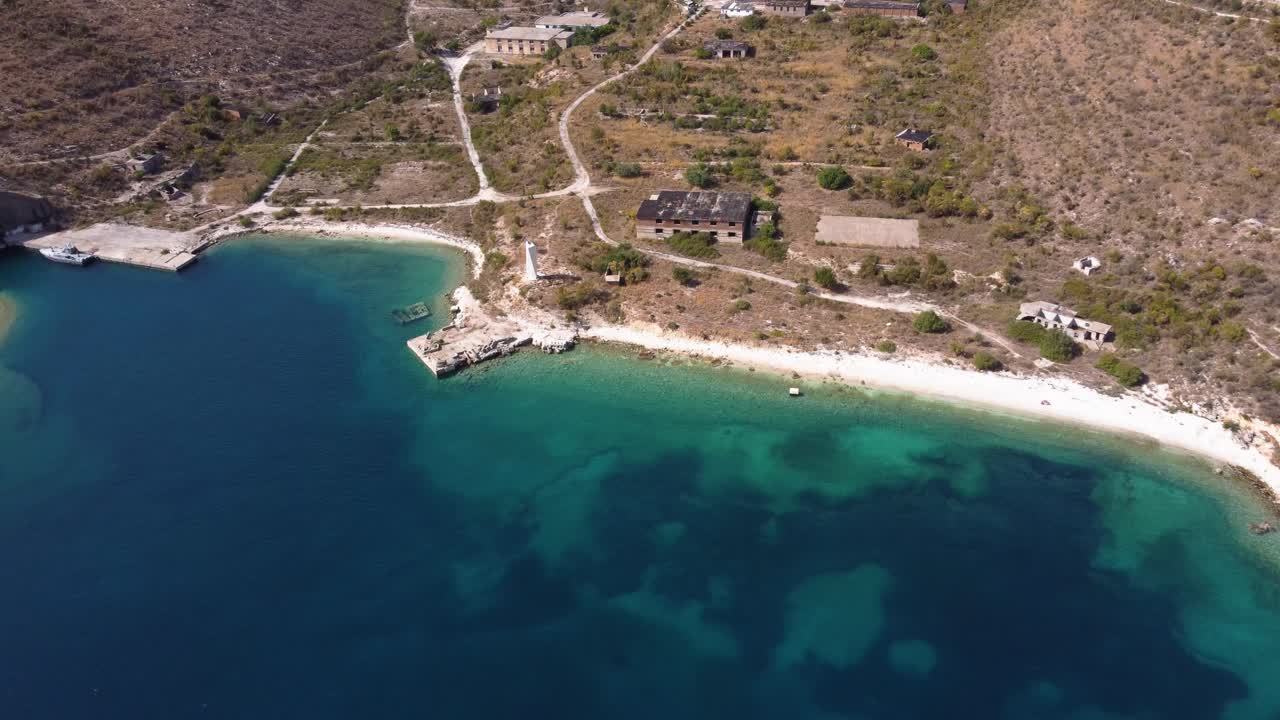 sobrevuelo aéreo hacia atrás de una playa paradisíaca en albania