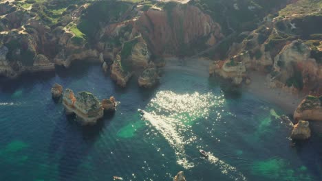 seguimiento aéreo y toma de inclinación de excursiones en barco en la región del algarve en lagos, portugal