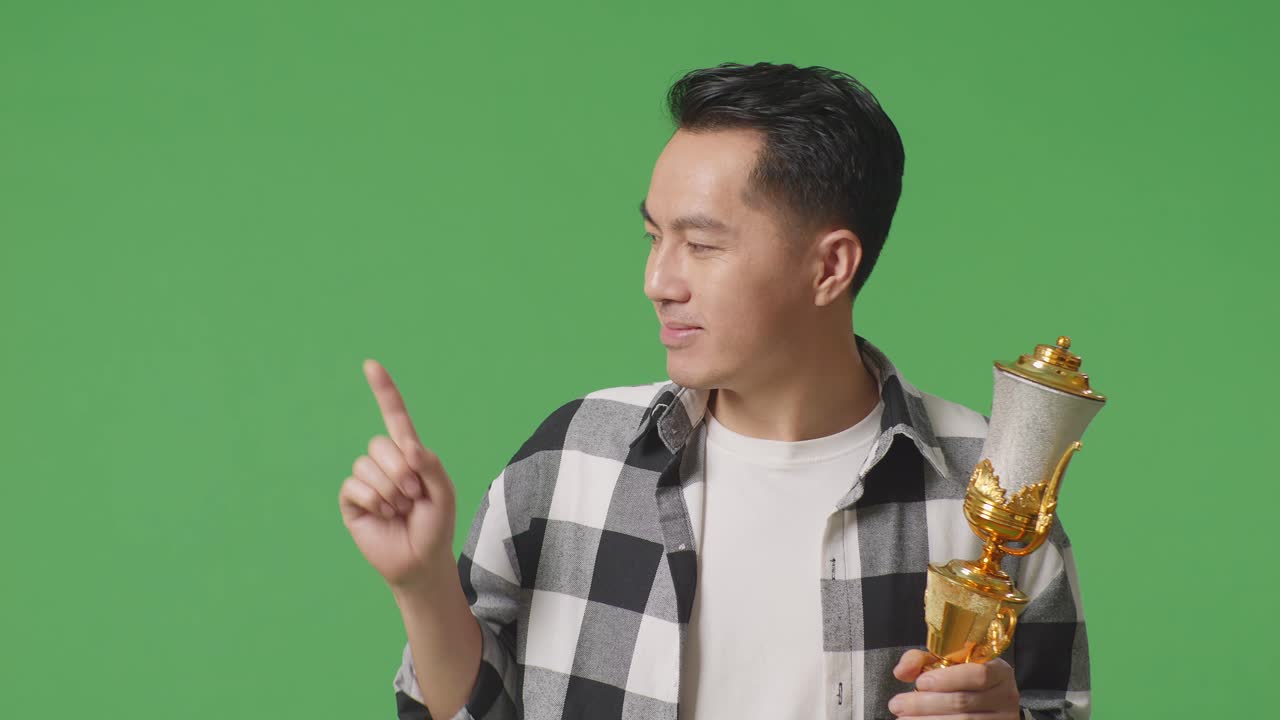 트로피를 들고 있는 남자