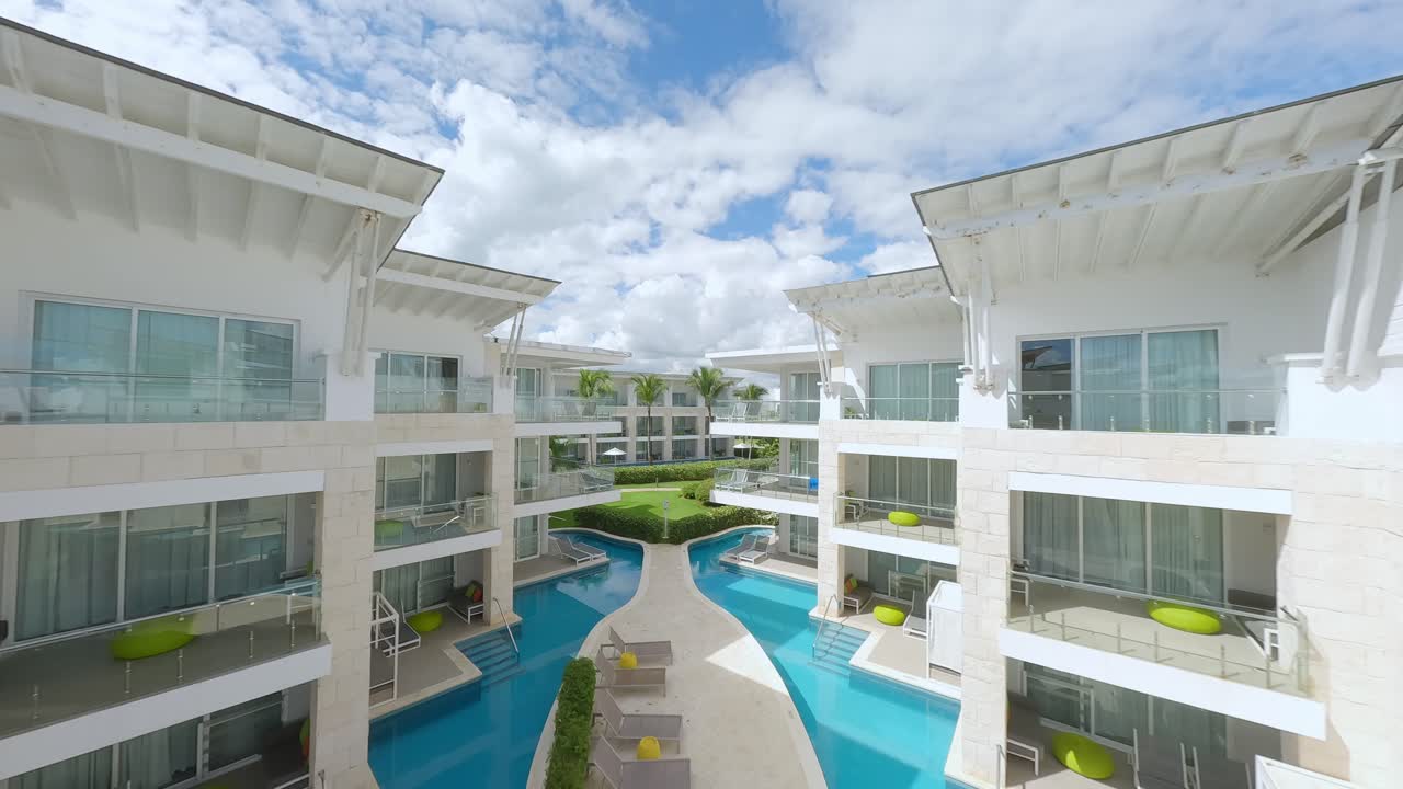 fotografía en fpv del complejo nickelodeon en punta cana, república dominicana