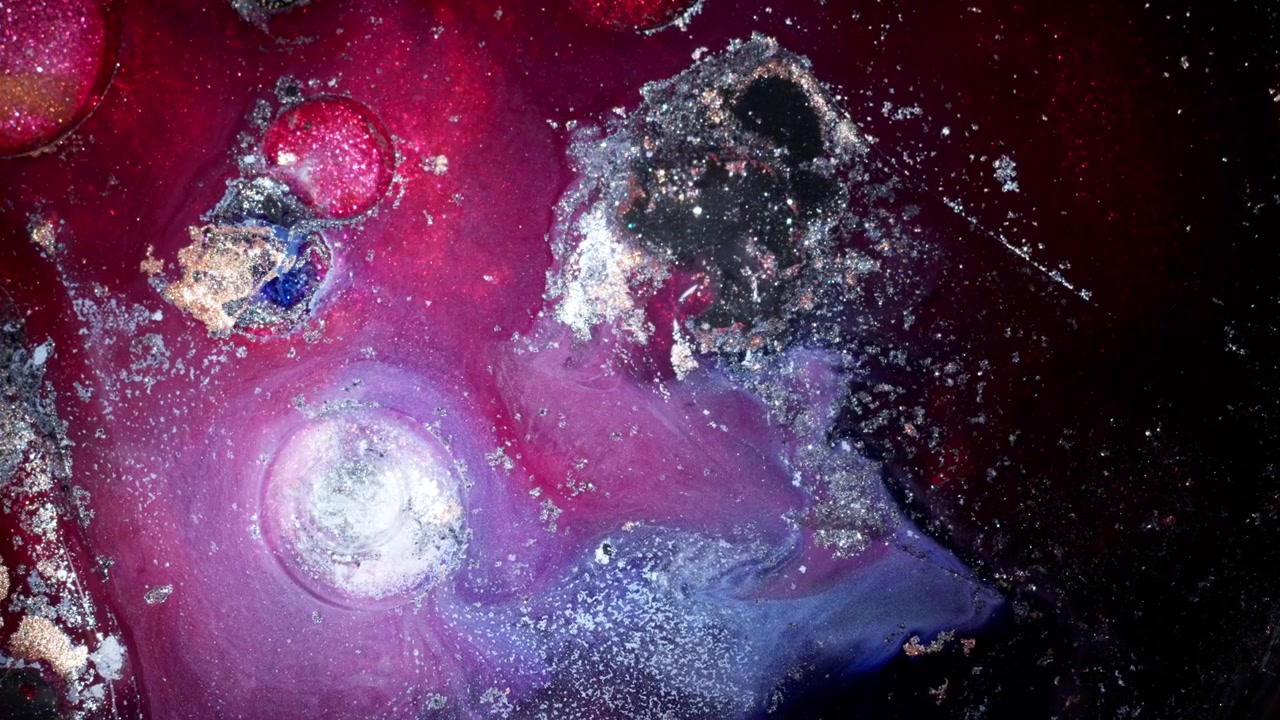 Dramatisk makrobilde ovenfra og ned av rød og svart alkoholblekk som virvler for å skape en kosmisk tåkeeffekt med teksturer med høy kontrast og organisk.