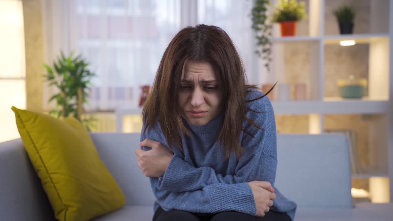 mujer joven con problemas juveniles, insegura, deprimida y con problemas psicológicos.