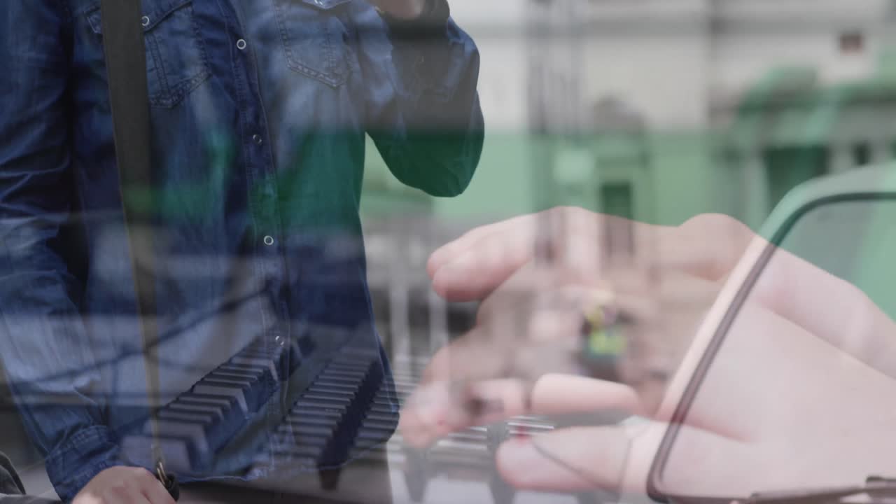 video compuesto de mujer caucásica estornudando contra la sección media de una persona escribiendo en el teclado