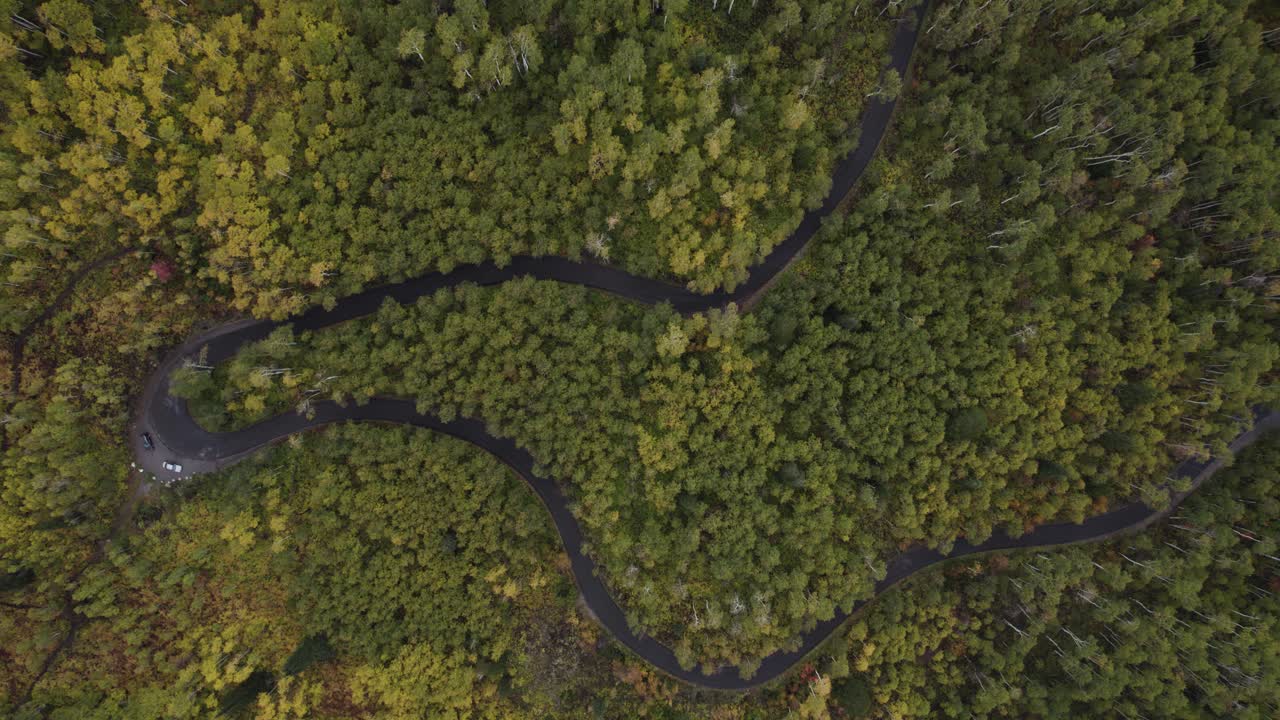 fotografía aérea del bucle alpino en el cañón de american fork, utah