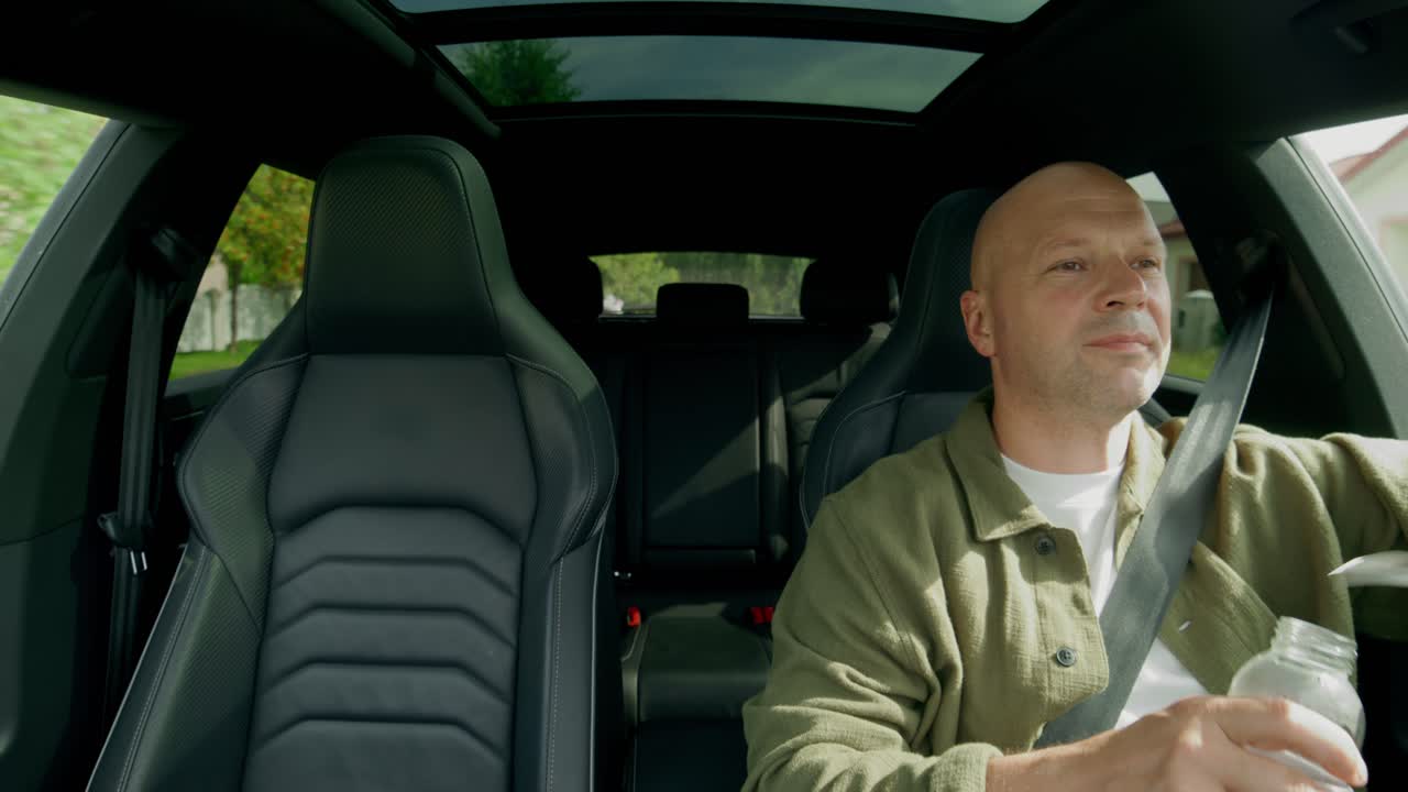 현대 자동차 를 운전 하는 사람