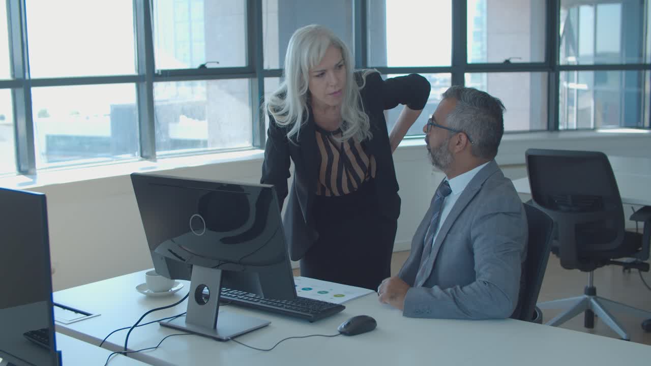 jefe femenina y profesional masculino discutiendo informes