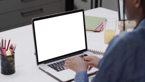 composición de una colegiala afroamericana en una computadora portátil aprendiendo en línea con pantalla en blanco