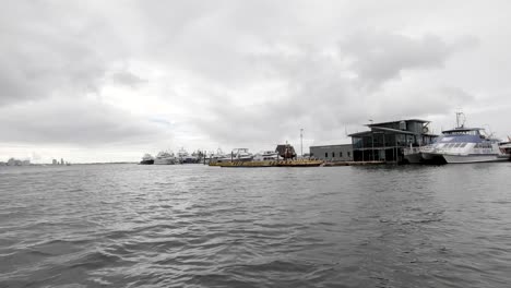 Vista-Desde-El-Barco-En-Movimiento-En-Un-Embarcadero-En-Un-Día-Nublado