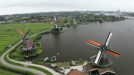 vista aérea de los antiguos molinos de viento de madera holandeses de zaanse schans, países bajos
