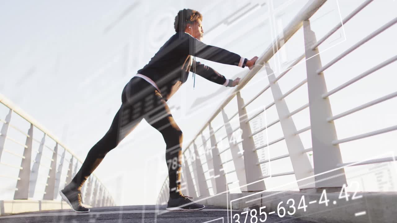 animación del procesamiento de datos financieros sobre el hombre biracial estirando